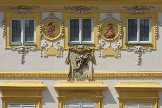 Skóra lwa na elewacji pałacu.jpg