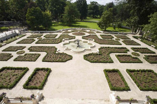 11_widok na zrewitalizowany ogród różany od strony skrzydła południowego pałacu.jpg