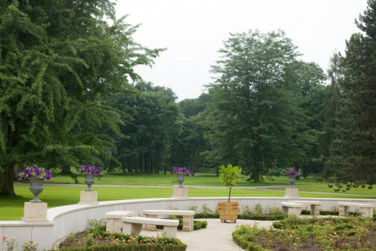 13_widok na zrewitalizowany ogród różany i park angielsko-chiński od strony skrzydła południowego pałacu.jpg