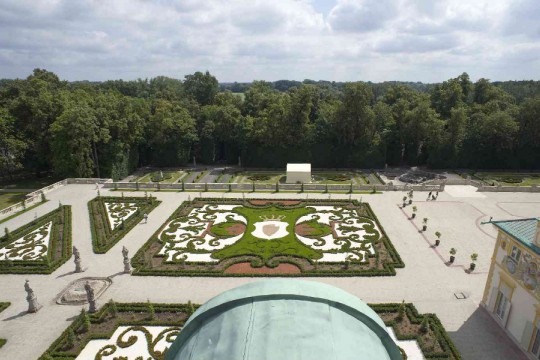 11_widok ogrodu wschodniego po rewitalizacji  oraz taras dolny wraz  z parkiem boskietów z dachów pałacu.jpg
