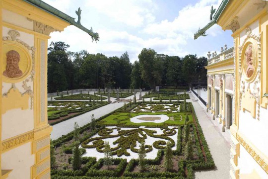 13_widok ogrodu wschodniego po rewitalizacji z okna pałacu.jpg