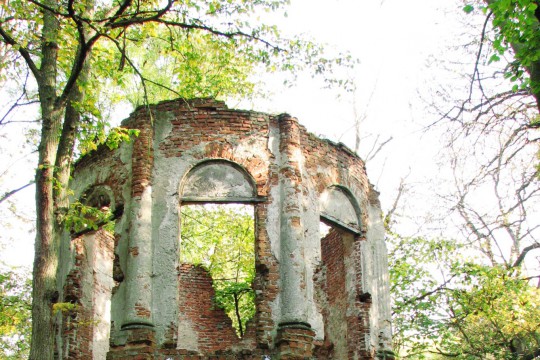 Ruiny rotundy. fot. J. Dobrzańska (zdjęcie do artykułu).JPG