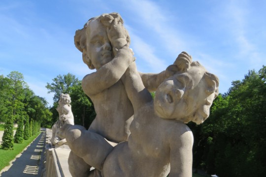 Rzeźby z warsztatu J.Ch. Redlera na balustradzie ogrodu wschodniego, fot. W. Holnicki.JPG