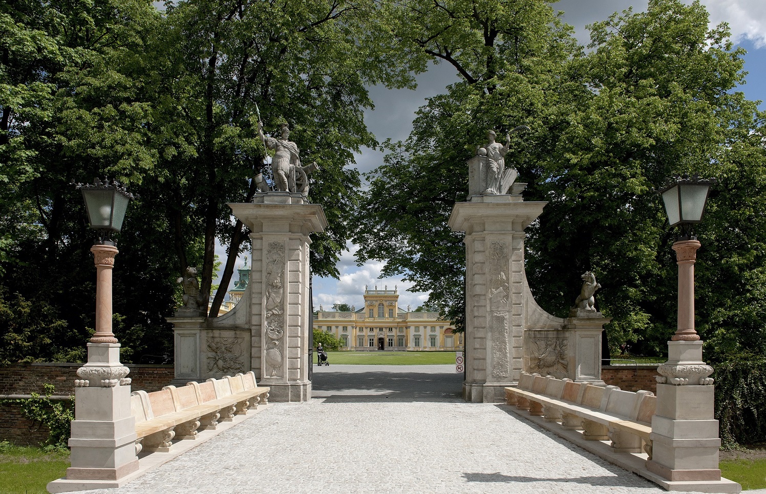 Pałac w Wilanowie widziany przez bramę główną, fot. W. Holnicki,  Muzeum Pałacu Króla Jana III w Wilanowie.jpg