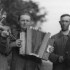 skrzypce, harmonia, bęben obręczowy, b.a., zbiory IS PAN Akcja Zbierania Folkloru Muzycznego 1950-54.jpg