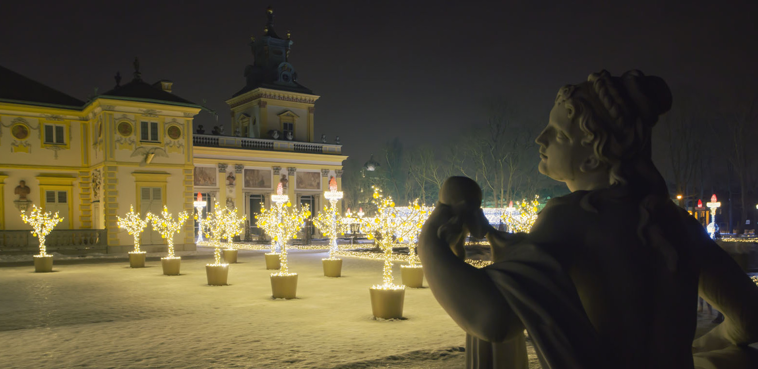 Widok tarasu górnego nocą, w tle świetlne drzewka cytrusowe.