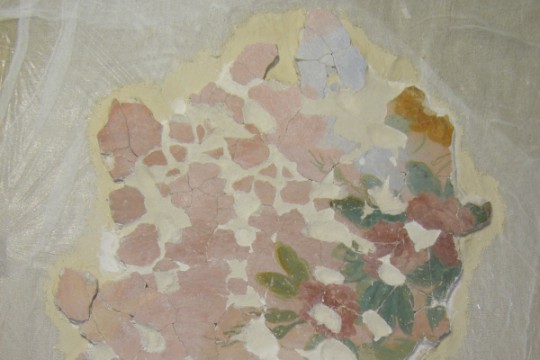 Fragmenty tynku z dekoracją barokową z fryzu Wielkiej Sieni w trakcie wstępnego uzupełniania ubytków zaprawy, 2013 r. , fot M. Chmielewski.jpg