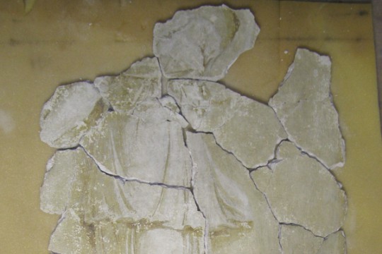 Fragmenty tynku z dekoracją XVIII wieczną po dopasowaniu wszystkich elementów, 2013, fot. M. Chmielewski.jpg