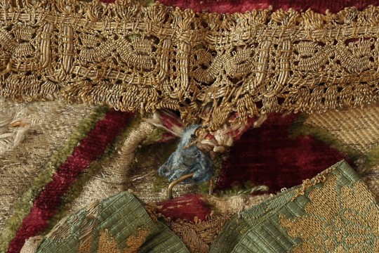 Kaptur przywiązany do wątków tkaniny tureckiej za pomocą fragmentu drukowanego lnianego płótna, fot. B. Kalfas.
