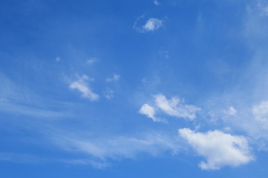 Zadanie dla przyrodnika 7. Chmury na błekitnym niebie. Fot. Julia Dobrzańska.JPG