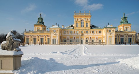 Przed pałacem wilanowskim od strony ogrodu leży śnieg