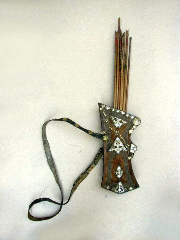 Sajdak (łubie i kołczan) z łukiem i strzałami
