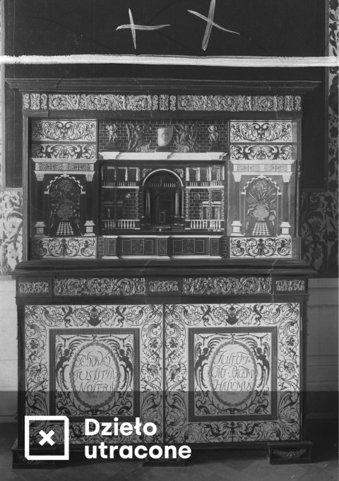 Kabinet, Włochy, przed 1683, rzeźbienie, inkrustacja, intarsja, drewno hebanowe, kość słoniowa, masa perłowa, szylkret,205 x 162 x 58 cm, nr karty MKiDN 12108.png