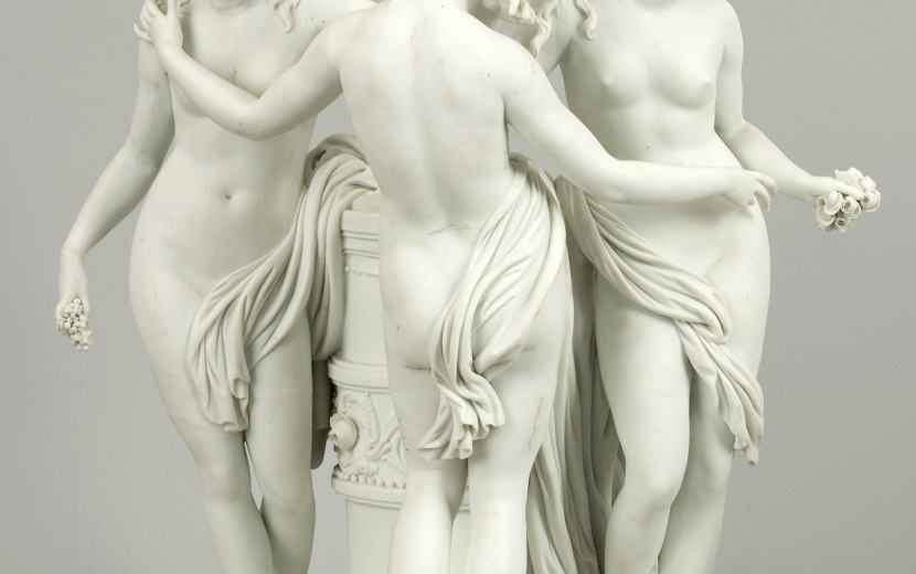 Grupa figuralna. Trzy półnagie kobiety w antykizowanych pozach stojące przy cokole.