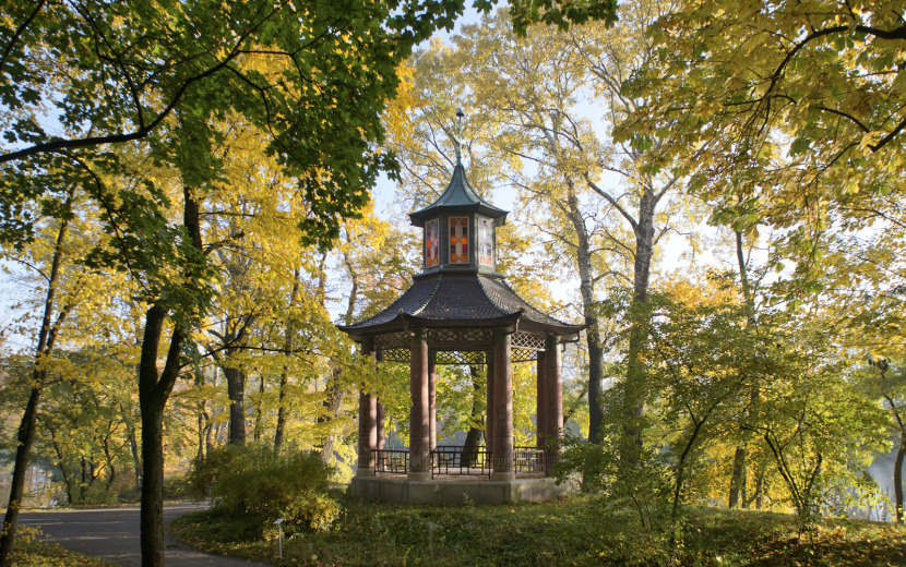Kolorowe zdjęcie współczesne. Przedstawia budowlę w stylu wschodnim w parku.