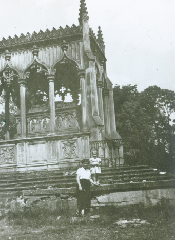 Kobieta z małym dzieckiem pozują na tle Mauzoleum Potockich.