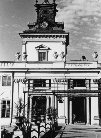 Fragment skrzydła bocznego pałacu. Część z wieżą.