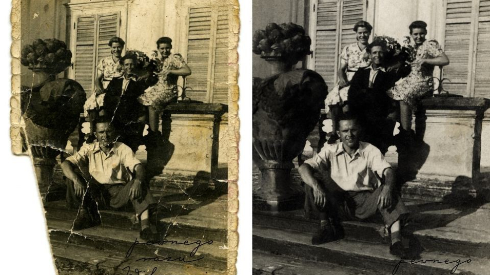 Fotomontaż z dwóch, archiwalnych fotografii tego samego kadru. Zdjęcie po lewej stronie jest pożółkłe i przedstawia grupę młodych ludzi pozujących do zdjęcia. Zdjęcie po prawej jest czarno-białe i przedstawia ten sam kadr.