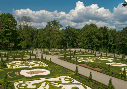 Widok na Ogród Barokowy i jego roślinne kwatery.
