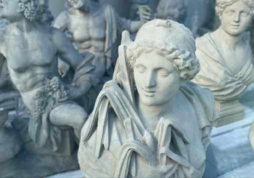 Rzeźby z białego kamienia przedstawiające popiersia męskie i damskie.