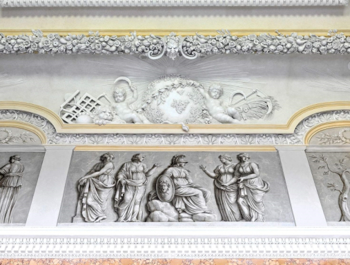 Zbliżenie na fresk i zdobienia sztukatorskie. Fresk przedstawia sceny zaczerpnięte z mitologii.