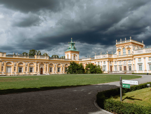 Widok na pałac w Wilanowie. Uwagę zwraca ciemne, zachmurzone niebo.