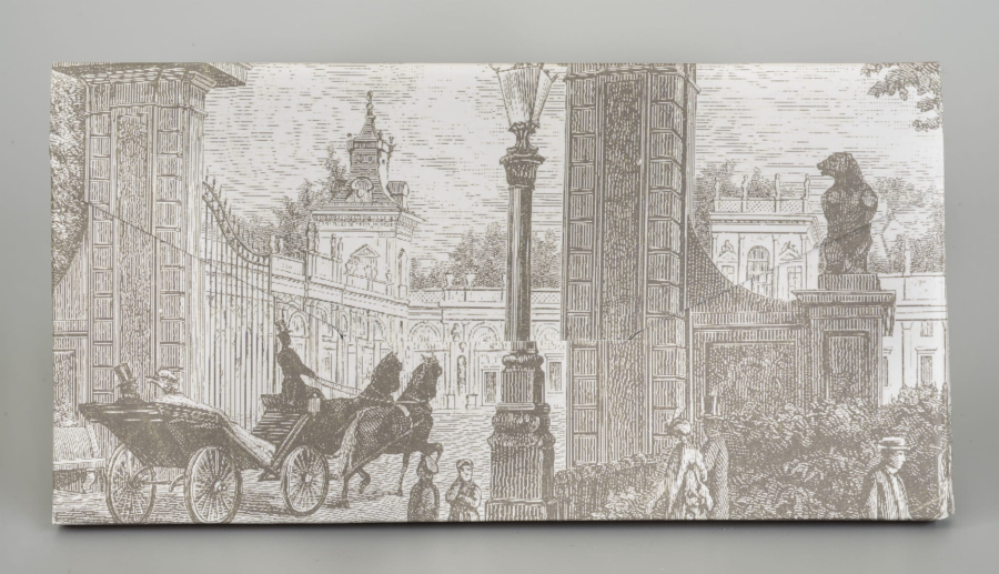Karta ze grafiką przedstawiającą wjzad dorożki do bramy pałacowej w Wilanowie.
