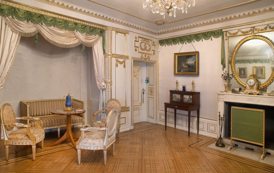 Wnętrze pałacowe z meblami antycznymi. Jest to pokój w pałacu w Wilanowie.